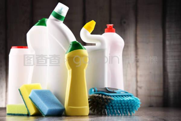 各种洗涤剂瓶子和化学清洗用品
